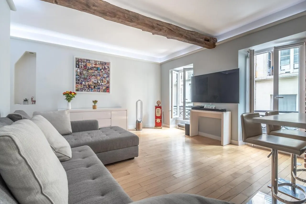 Stay In The Heart Of Paris Apartment