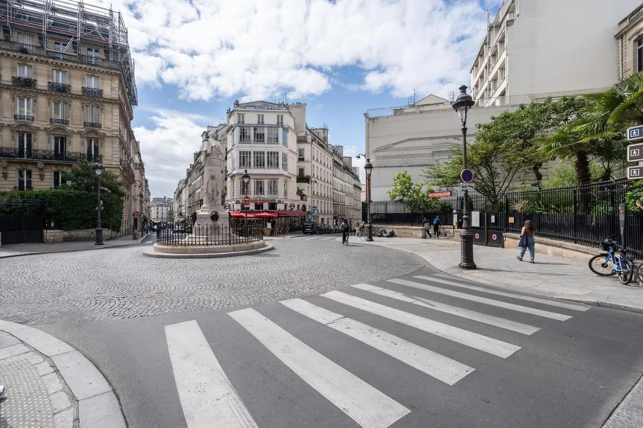 Stay In The Heart Of Paris