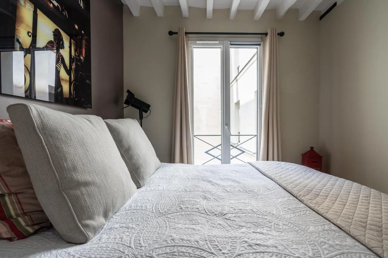 Stay In The Heart Of Paris 0*,